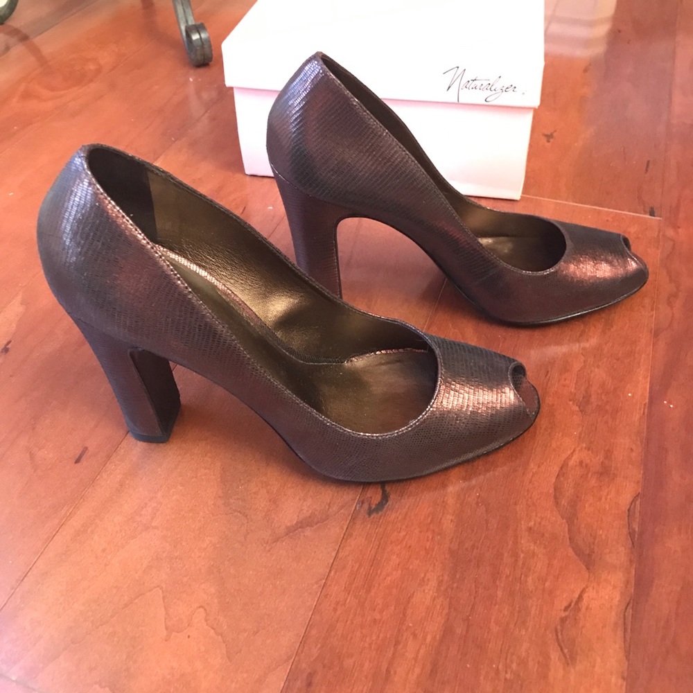 NIB NATURALIZER HIGH HEELS, BRONZE, SIZE 10M